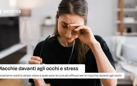 Donna con occhiali in mano si strofina gli occhi, forse a causa di macchie davanti agli occhi e stress. Scopri di più.