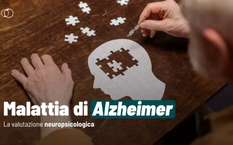 Mani anziane compongono un puzzle a forma di testa, simboleggiando la progressione della malattia di Alzheimer in quanto tempo degenera.