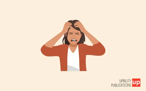 Donna con le mani tra i capelli, urla disperata, simbolo di incapacità di parlare o di un forte stress.