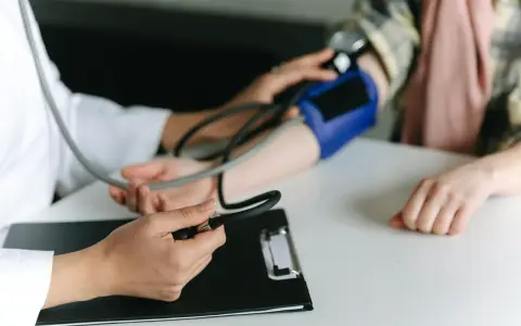 Medico misura la pressione a un paziente. Il risultato è 150 90, un valore che richiede attenzione.