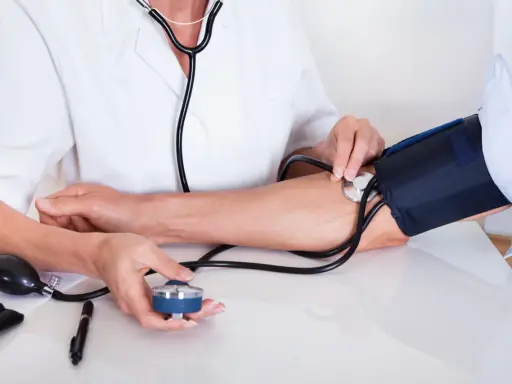 Medico misura la pressione arteriosa per verificare quanto è la pressione normale.