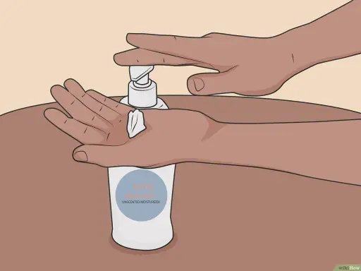 Mani che premono un erogatore di crema idratante per lenire le ascelle irritate. Rimedi naturali efficaci.