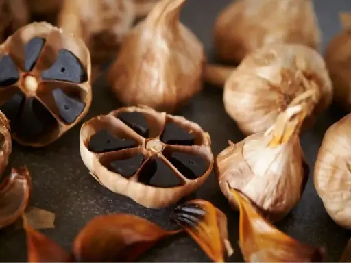 Aglio nero, un alimento dal sapore unico, studiato per il suo potenziale impatto sulla glicemia.