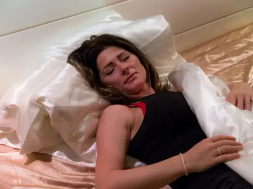 Donna dorme, forse a causa della sudorazione notturna. Le cause nelle donne sono molteplici.
