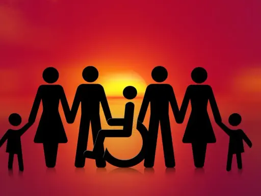 Famiglia unita al tramonto, con un membro su sedia a rotelle. Simboleggia inclusione e supporto, come per l'autocertificazione IVA 4 disabili per il bagno.