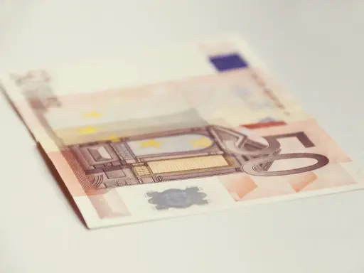 Una banconota da 50 euro, con il numero ben visibile, è un accompagnamento accettato per un acquisto.
