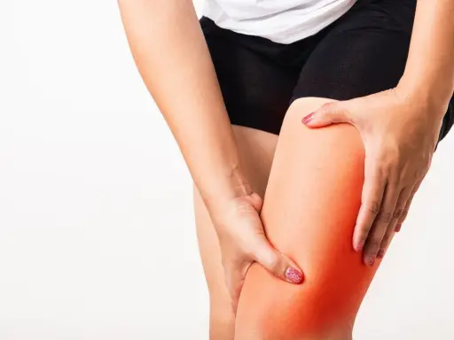 Dolore alla coscia, con un'area rossa che indica possibile perdita muscolare gambe.