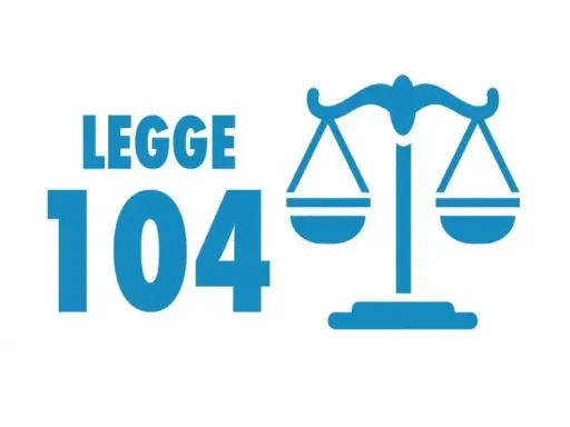 Bilancia della giustizia accanto a "LEGGE 104". Guida su come richiedere la 104 per assistere un familiare.