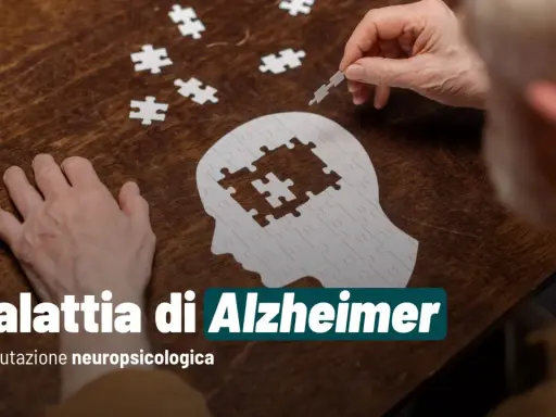 Mani anziane compongono un puzzle a forma di testa, simboleggiando la progressione della malattia di Alzheimer in quanto tempo degenera.