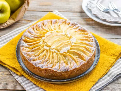 Torta di mele fatta in casa, perfetta come dolci per diabetici. Decorata con fettine di mela e zucchero a velo.