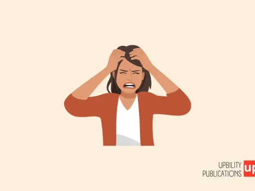 Donna con le mani tra i capelli, urla disperata, simbolo di incapacità di parlare o di un forte stress.