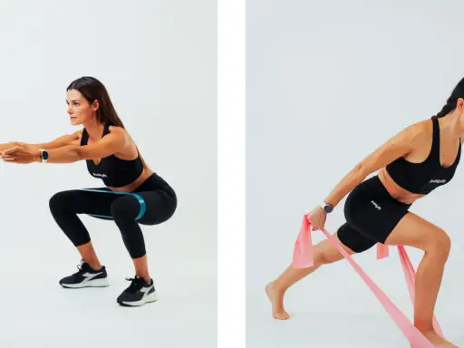 Donna esegue squat con elastico per rinforzare i muscoli delle gambe e affondi con elastico per un allenamento completo.