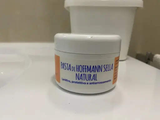 Barattolo di pasta di Hoffmann Sella Natural, lenitiva e protettiva, ideale per la cura della pelle degli anziani.