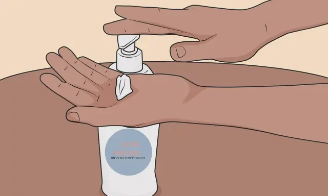 Mani che premono un erogatore di crema idratante per lenire le ascelle irritate. Rimedi naturali efficaci.
