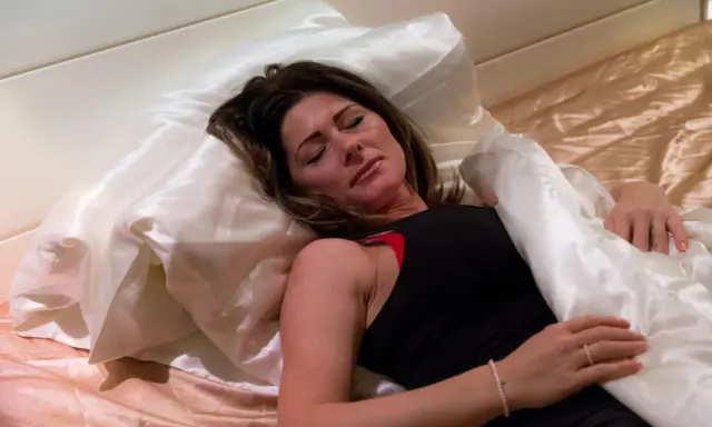 Donna dorme, forse a causa della sudorazione notturna. Le cause nelle donne sono molteplici.