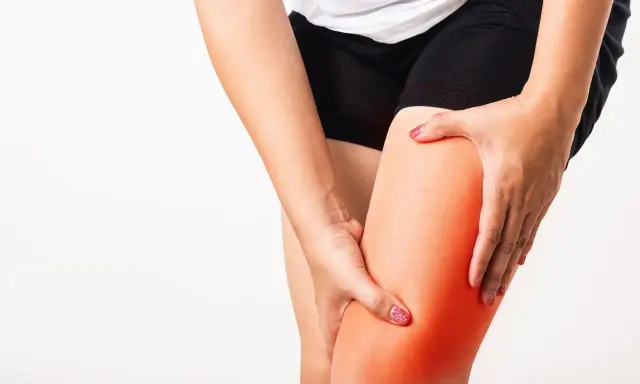 Dolore alla coscia, con un'area rossa che indica possibile perdita muscolare gambe.