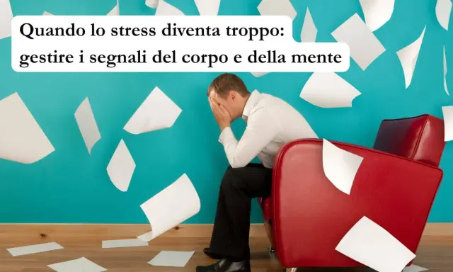 Uomo stressato in poltrona rossa, circondato da fogli volanti. Impara a gestire lo stress, non parlare lentamente cause.