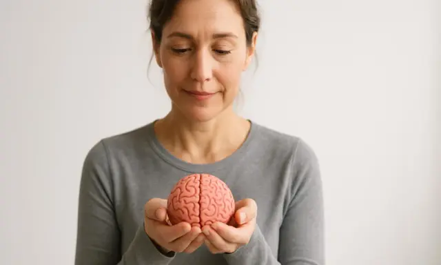 Donna con un modello di cervello tra le mani, simbolo della plasticità neuronale e del potenziale di apprendimento.