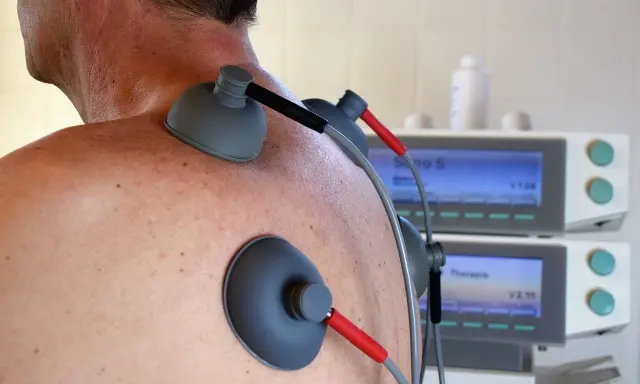 Elettrodi applicati sulla schiena per terapia, forse per alleviare il prurito alla schiena. Rimedi moderni per il benessere.
