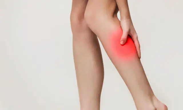 Gamba con area rossa evidenziata, che simboleggia il dolore del claudicatio intermittens.