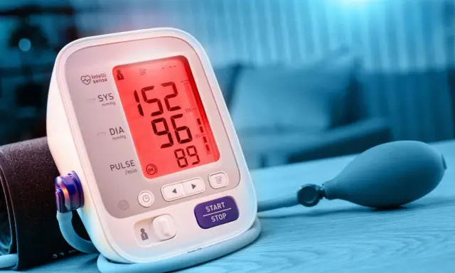 Misuratore di pressione con valori 152/96, un po' alti rispetto a una pressione 135/85.