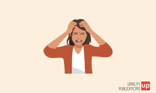 Donna con le mani tra i capelli, urla disperata, simbolo di incapacità di parlare o di un forte stress.
