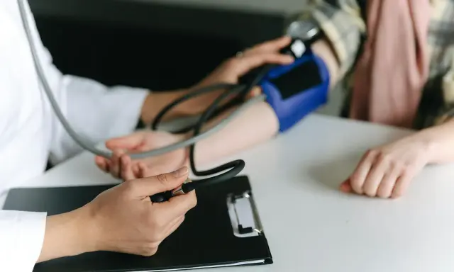 Medico misura la pressione a un paziente. Il risultato è 150 90, un valore che richiede attenzione.