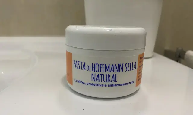Barattolo di pasta di Hoffmann Sella Natural, lenitiva e protettiva, ideale per la cura della pelle degli anziani.