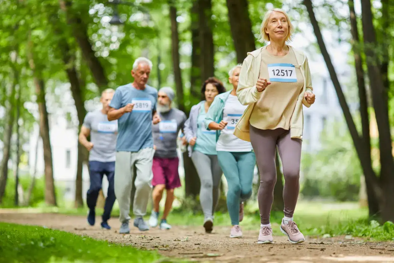 Un gruppo di anziani partecipa a una corsa nel parco. A 70 anni, meglio correre o camminare? Loro scelgono la corsa!