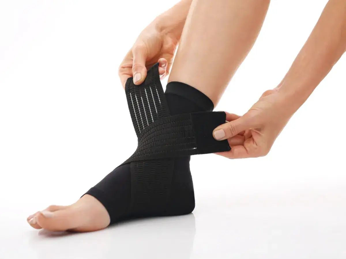 Applicazione di una fasciatura compressiva per alleviare i sintomi dell'insufficienza venosa alle gambe.
