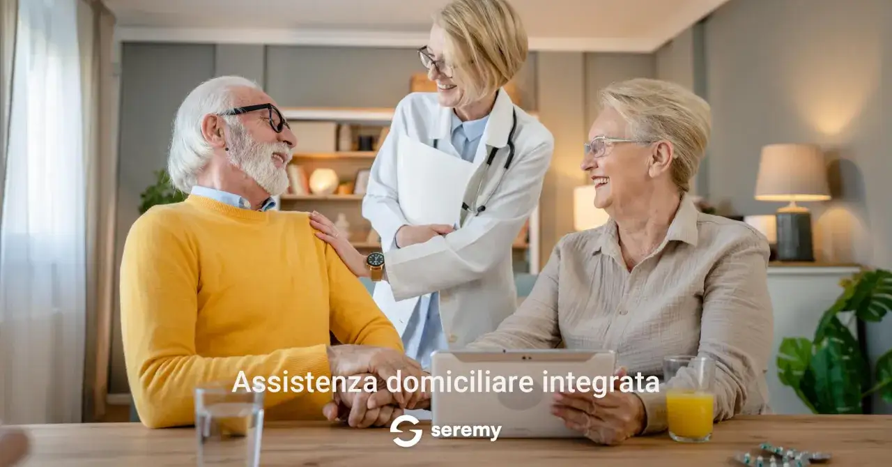 Un medico visita una coppia anziana a casa. L'assistenza domiciliare integrata, cos'è, offre supporto e cure.