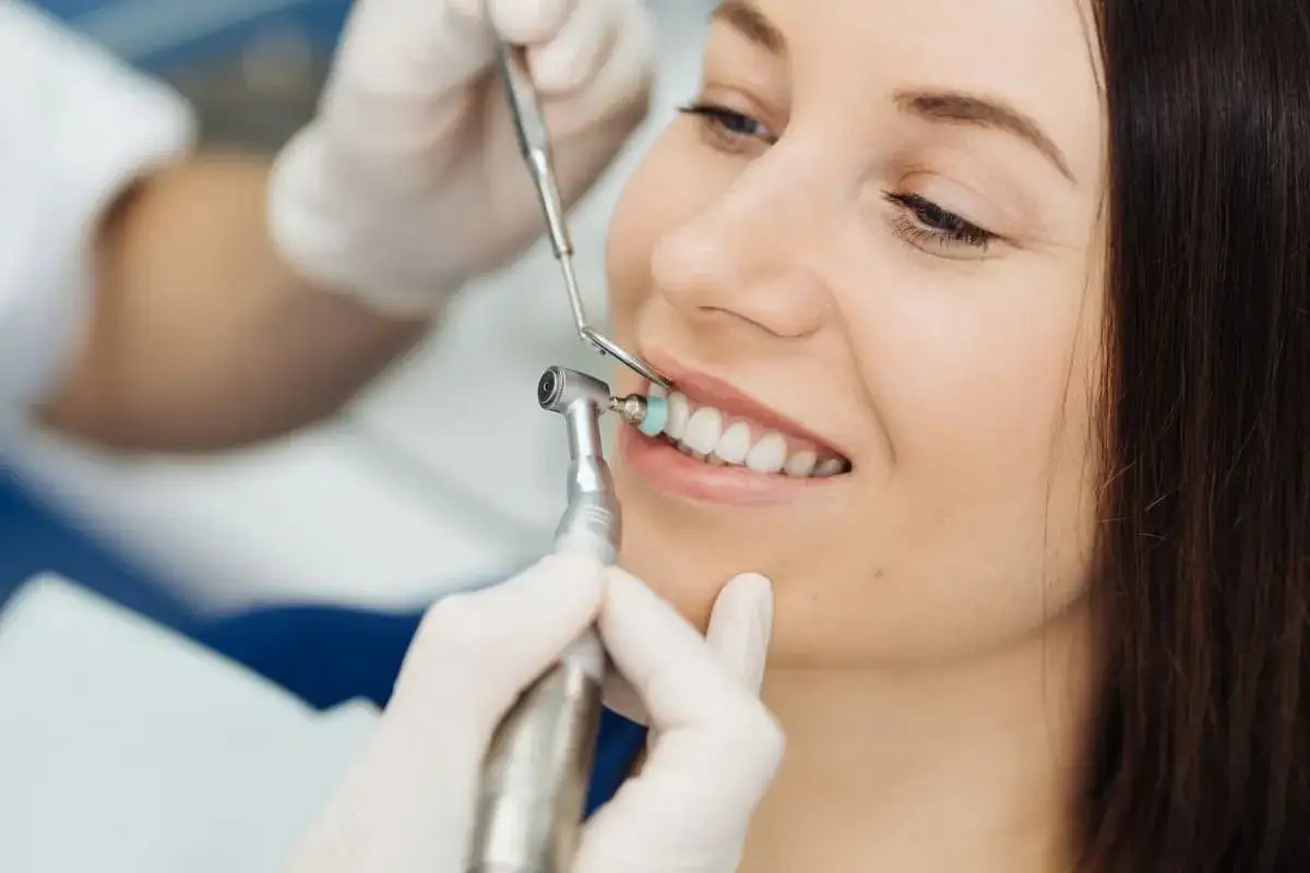 Sorriso smagliante dopo la pulizia dei denti. L'igiene cavo orale è fondamentale per la salute.