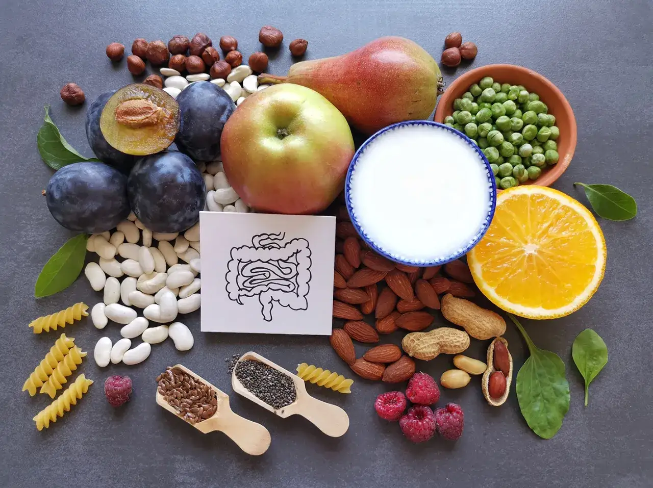 Frutta, verdura, legumi, semi e latticini per una dieta equilibrata che aiuta a come indurire le feci.