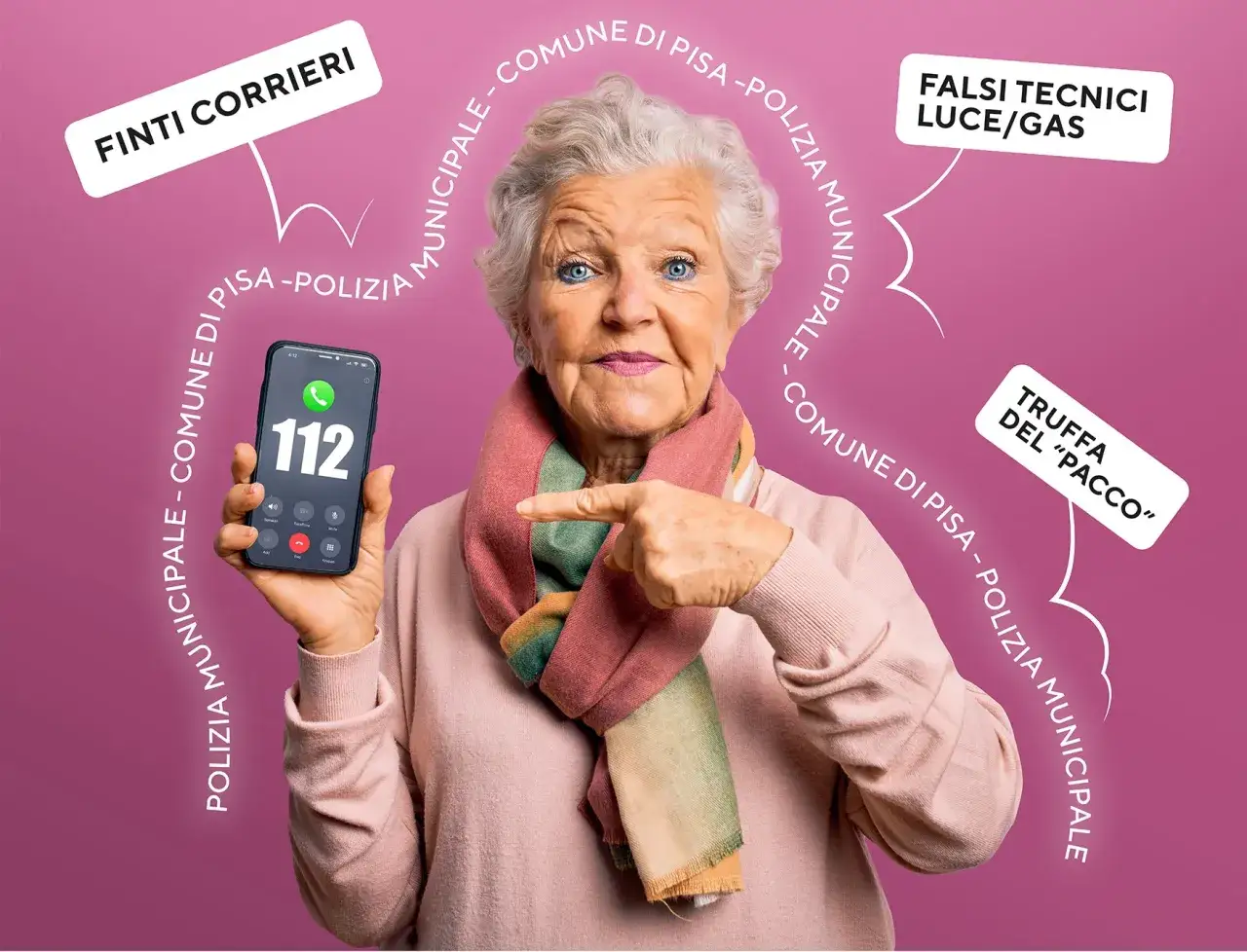 Anziana con smartphone che mostra il 112, circondata da avvisi su truffe telefoniche: finti corrieri, tecnici e pacchi.