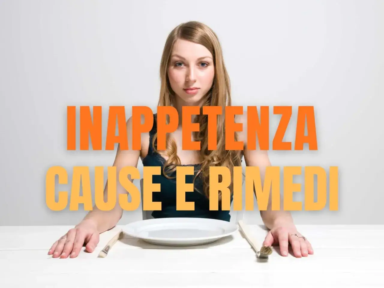 Ragazza con piatto vuoto e posate, testo