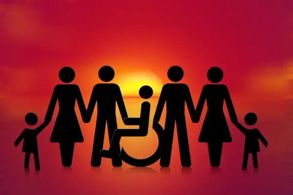 Famiglia unita al tramonto, con un membro su sedia a rotelle. Simboleggia inclusione e supporto, come per l'autocertificazione IVA 4 disabili per il bagno.