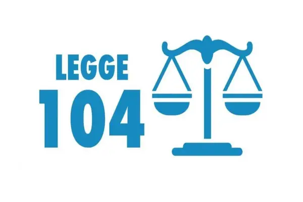 Bilancia della giustizia accanto a "LEGGE 104". Guida su come richiedere la 104 per assistere un familiare.